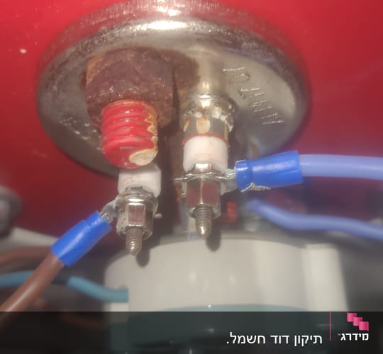 חיבורים חשמליים על דוד שמש עם חוטים כחולים